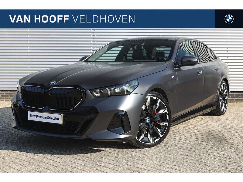 Grijs Gebruikt 2024 BMW 530e M Sport Sedan | € 76.950 - Afbeelding 1/4