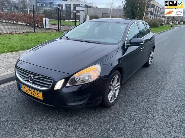 Zwart, metallic lak Gebruikt 2013 Volvo V60 Momentum Stationwagen | € 4.250 (Goede deal) - Afbeelding 1/4