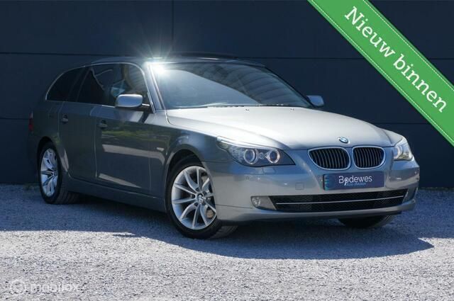 Grijs, metallic lak Gebruikt 2007 BMW 525 Executive Stationwagen | € 11.961 - Afbeelding 1/4