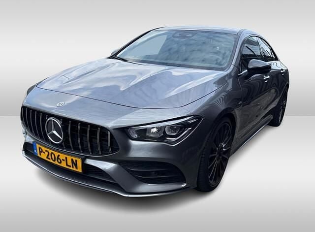Grijs, metallic lak Gebruikt 2020 Mercedes A35 AMG Business Sedan | € 29.950 - Afbeelding 1/4