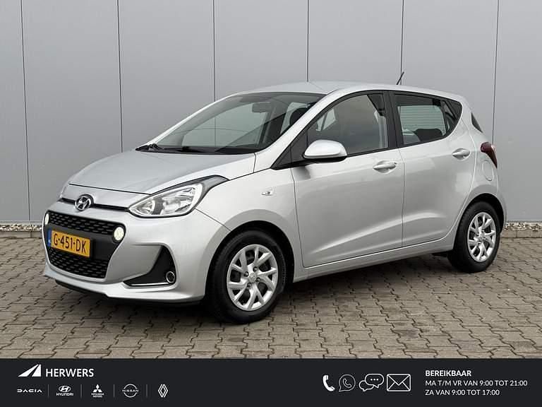 Sleek silver metallic (rys) Occasion 2019 Hyundai i10 Hatchback | € 10.435 (Eerlijke prijs) - Afbeelding 1/4