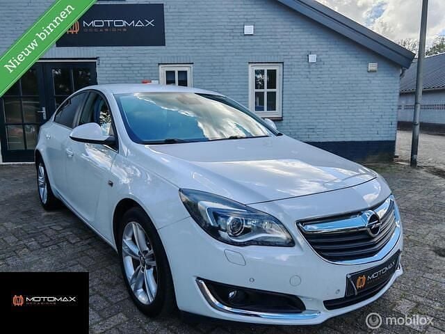 Wit Gebruikt 2015 Opel Insignia Business Hatchback | € 7.995 (Eerlijke prijs) - Afbeelding 1/4