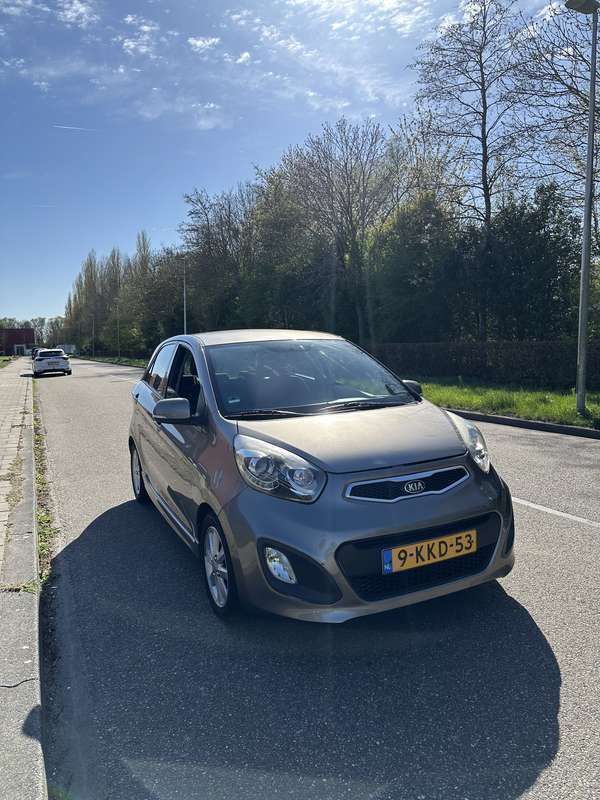 Grijs Gebruikt 2013 Kia Picanto Plus Hatchback | € 4.999 (Eerlijke prijs) - Afbeelding 1/4