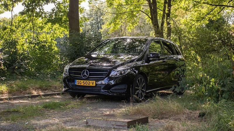 Zwart Gebruikt 2018 Mercedes B180 Ambition MPV | € 18.669 (Eerlijke prijs) - Afbeelding 1/4