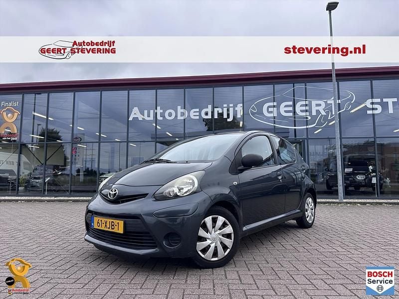 Grijs Gebruikt 2012 Toyota Aygo Hatchback | € 2.990 (Goede deal) - Afbeelding 1/4