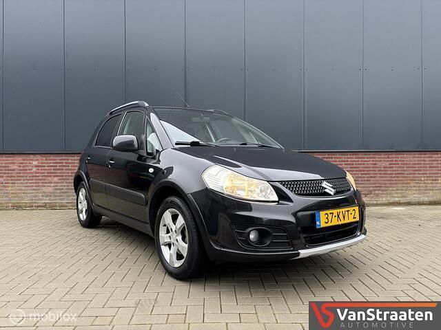 Zwart (metallic) Occasion 2010 Suzuki SX4 Exclusive MPV | € 7.450 (Eerlijke prijs) - Afbeelding 1/4
