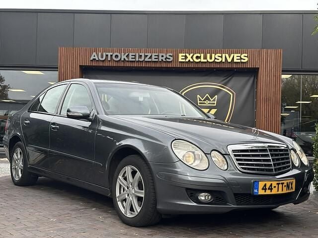 Grijs Gebruikt 2007 Mercedes E280 Classic Sedan | € 6.900 (Goede deal) - Afbeelding 1/4
