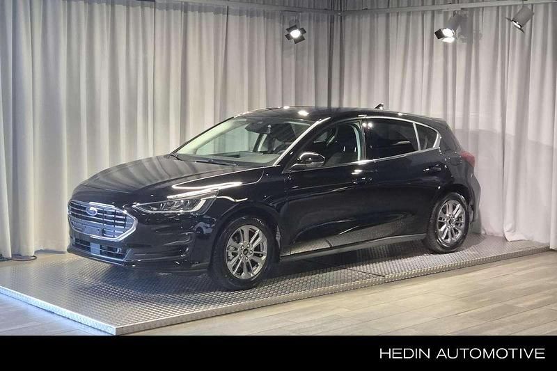 Zwart Nieuw 2025 Ford Focus Titanium Hatchback | € 28.895 (Eerlijke prijs) - Afbeelding 1/4