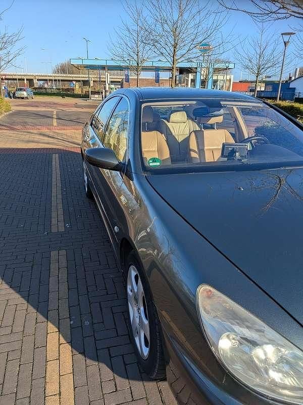 Grijs Gebruikt 2004 Peugeot 607 Sedan | € 2.350 (Eerlijke prijs) - Afbeelding 1/4