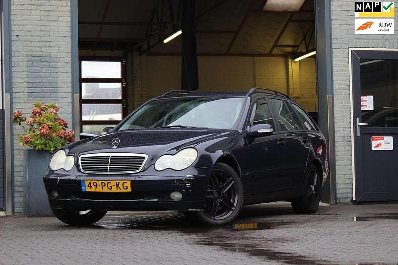 Blauw, metallic lak Gebruikt 2004 Mercedes C180 Classic Stationwagen | € 1.500 (Goede deal) - Afbeelding 1/4