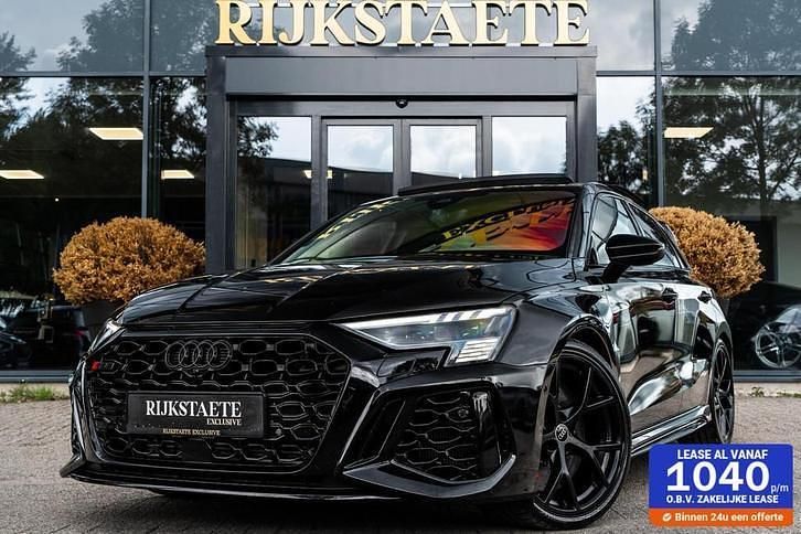 Zwart, metallic lak Gebruikt 2022 Audi RS3 Sedan | € 64.900 (Eerlijke prijs) - Afbeelding 1/4