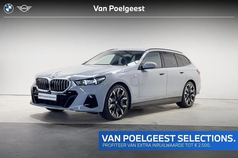 Grijs Gebruikt 2024 BMW 530e M Sport Stationwagen | € 68.900 - Afbeelding 1/4