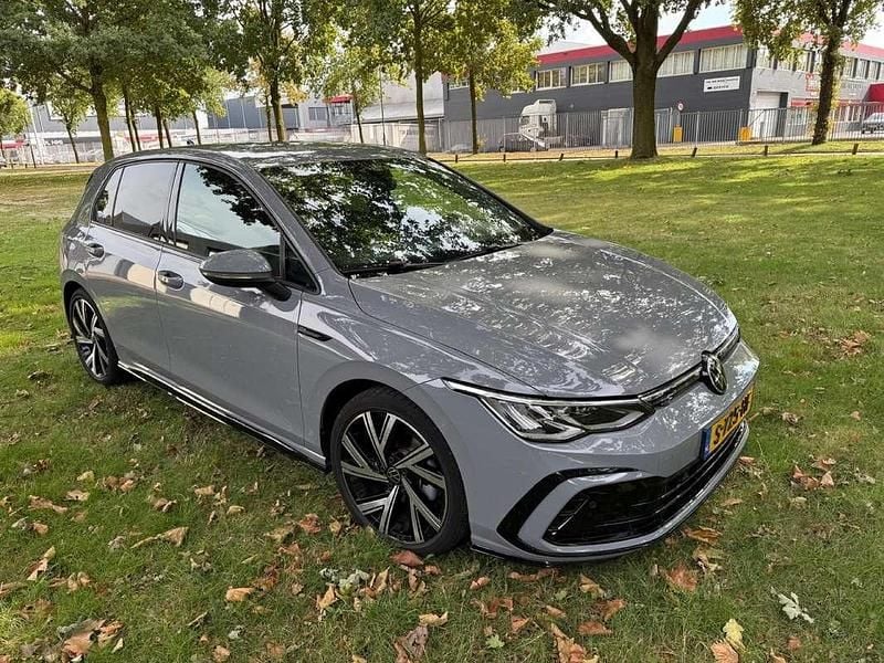 Grijs Gebruikt 2022 VW Golf VIII Business+ Sedan | € 27.000 (Goede deal) - Afbeelding 1/4