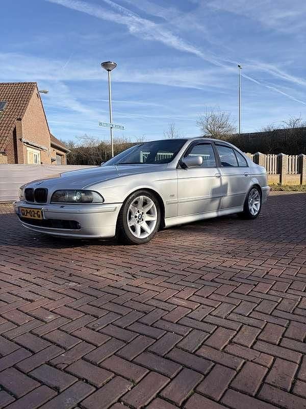 Grijs Occasion 2002 BMW 520 Sedan | € 3.500 - Afbeelding 1/4