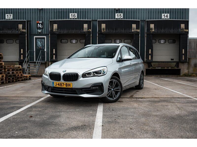 Grijs Gebruikt 2020 BMW 218 Executive MPV | € 22.900 (Eerlijke prijs) - Afbeelding 1/4