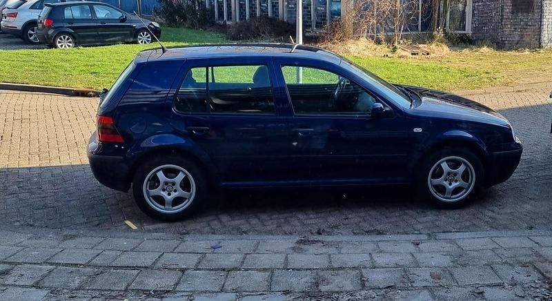 Blauw Gebruikt 2002 VW Golf IV Trendline Hatchback | € 2.950 (Eerlijke prijs) - Afbeelding 1/4