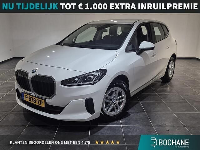 Alpinweiss uni Gebruikt 2022 BMW 218 Comfort Edition Stationwagen | € 28.450 (Iets duurder) - Afbeelding 1/4