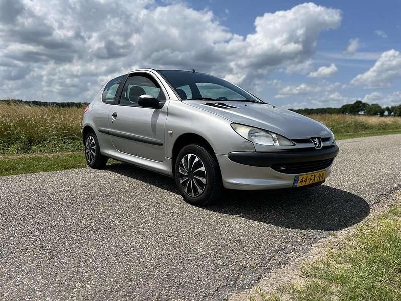 Grijs Gebruikt 2000 Peugeot 206 Hatchback | € 1.100 (Eerlijke prijs) - Afbeelding 1/4