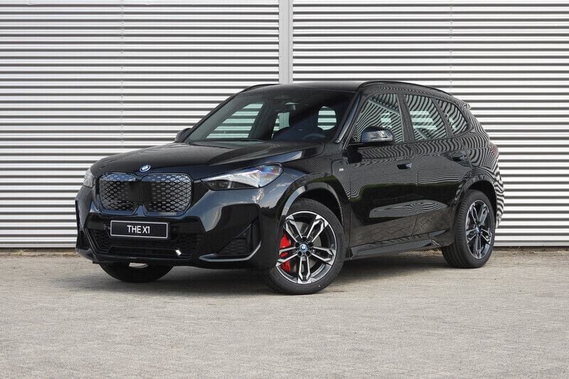 Saphirschwarz Nieuw 2025 BMW iX1 M Sport SUV | € 56.077 (Super prijs) - Afbeelding 1/4