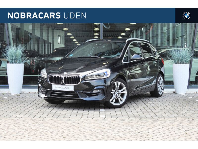 Zwart Gebruikt 2019 BMW 218 Executive Stationwagen | € 21.450 (Eerlijke prijs) - Afbeelding 1/4