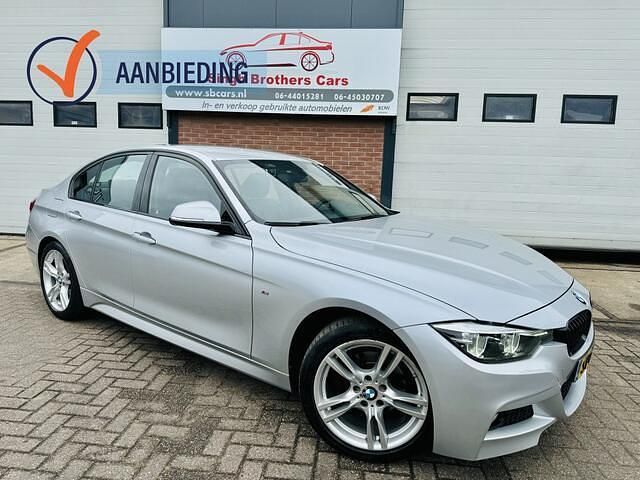 Grijs Occasion 2018 BMW 318 M Sport Sedan | € 17.999 (Goede deal) - Afbeelding 1/4