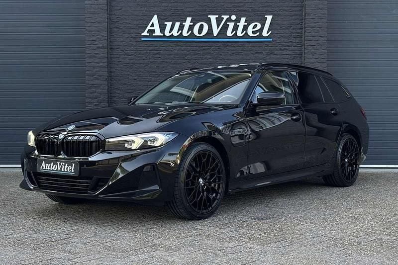 Zwart Gebruikt 2022 BMW 330 Shadowline Stationwagen | € 36.845 (Eerlijke prijs) - Afbeelding 1/4