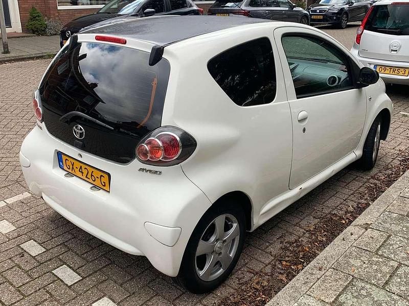 Wit Gebruikt 2011 Toyota Aygo Hatchback | € 2.450 (Goede deal) - Afbeelding 1/4