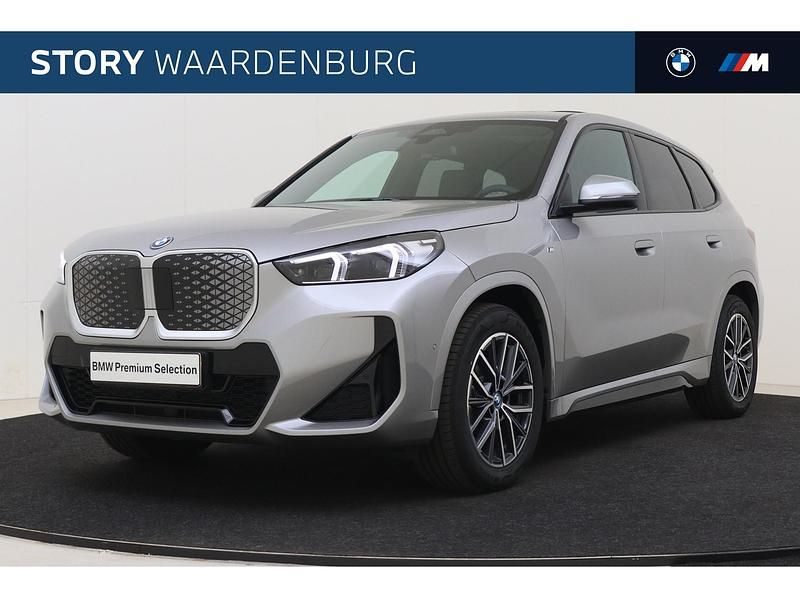 Spacesilber (grijs metallic) Gebruikt 2025 BMW iX1 Comfort Edition SUV | € 47.950 - Afbeelding 1/4