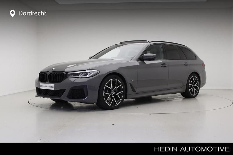 Berninagrau bernstein effect (grijs metallic) Gebruikt 2022 BMW 520 Shadowline Stationwagen | € 43.895 (Duur) - Afbeelding 1/3