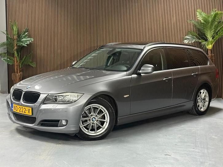 Grijs (metallic) Gebruikt 2010 BMW 318 Stationwagen | € 4.250 (Goede deal) - Afbeelding 1/4