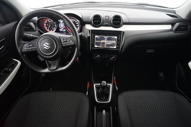 Rood Occasion 2024 Suzuki Swift Hatchback | € 18.450 (Goede deal) - Afbeelding 1/3