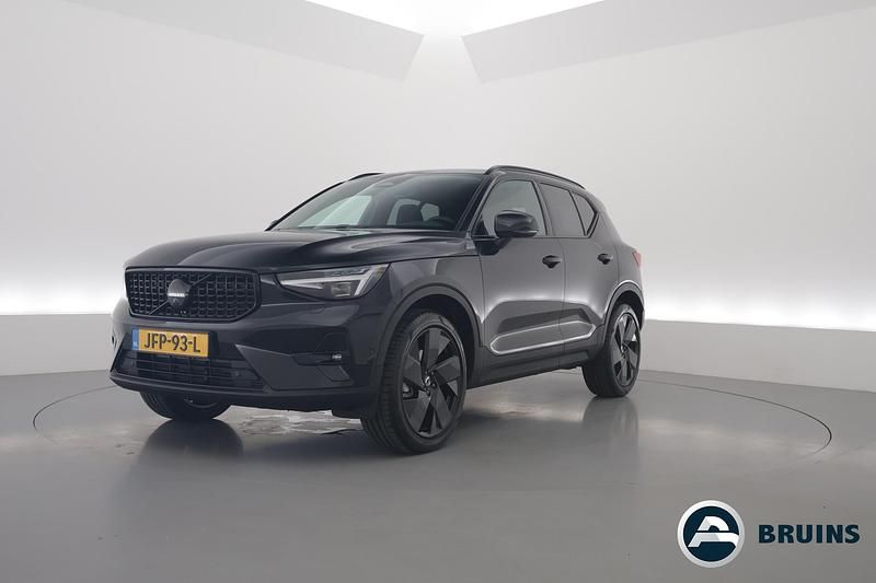 Zwart Nieuw 2025 Volvo XC40 Plus SUV | € 48.450 - Afbeelding 1/4