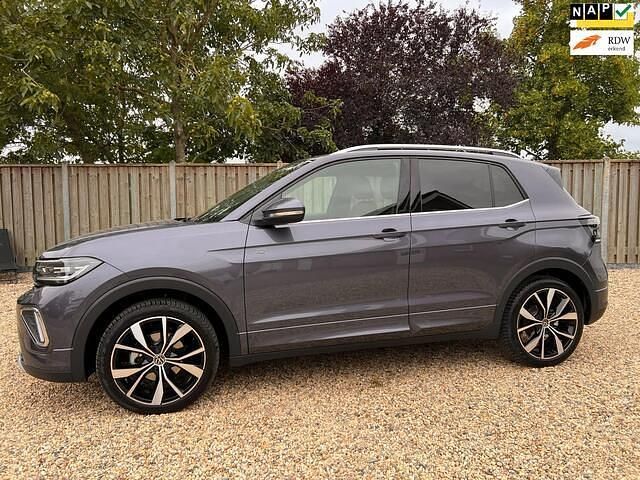 Grijs, metallic lak Gebruikt 2025 VW T-Cross R-line Edition SUV | € 37.650 (Duur) - Afbeelding 1/4