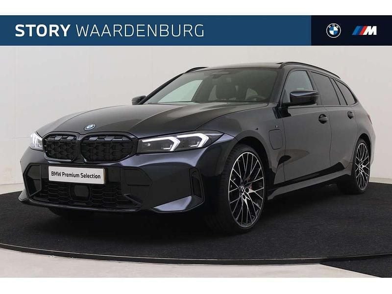 Zwart Gebruikt 2025 BMW 330e Executive Stationwagen | € 78.495 - Afbeelding 1/4