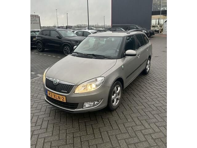 Beige (metallic) Occasion 2012 Skoda Fabia Stationwagen | € 1.990 (Goede deal) - Afbeelding 1/4
