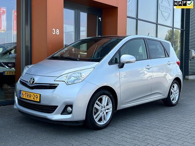 Grijs Gebruikt 2013 Toyota Verso-S MPV | € 12.490 (Eerlijke prijs) - Afbeelding 1/4