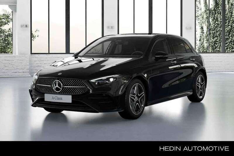 Zwart Nieuw 2025 Mercedes A180 AMG line Hatchback | € 47.945 (Duur) - Afbeelding 1/4