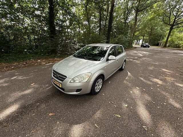 Grijs Gebruikt 2007 Kia Ceed Hatchback | € 2.550 (Eerlijke prijs) - Afbeelding 1/4