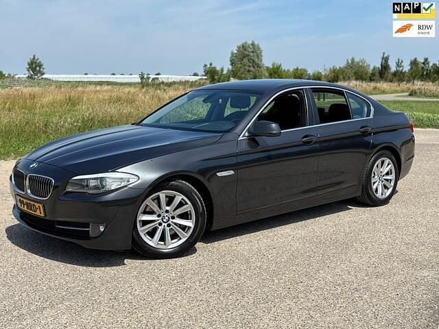 Grijs Gebruikt 2010 BMW 523 Executive Sedan | € 9.750 (Eerlijke prijs) - Afbeelding 1/4