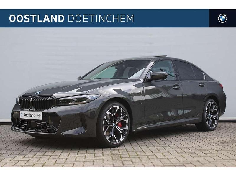 Grijs Nieuw 2025 BMW 330e Executive Sedan | € 76.449 (Eerlijke prijs) - Afbeelding 1/4