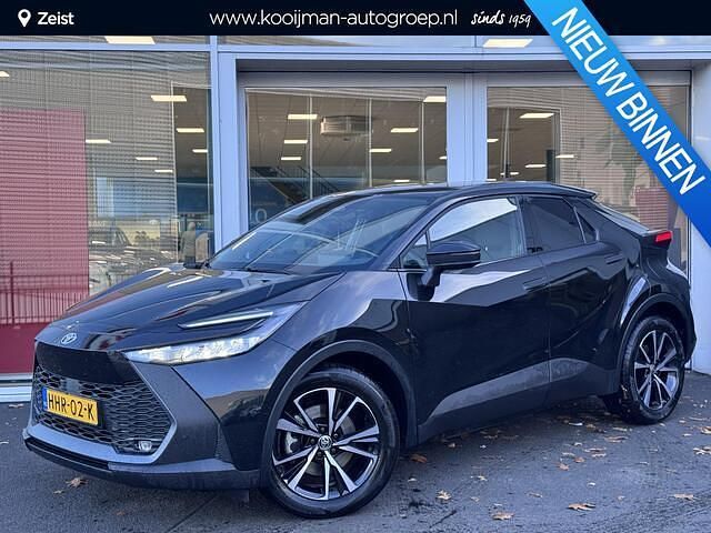 Night sky black metallic (zwart metallic) Gebruikt 2025 Toyota C-HR+ SUV | € 36.900 - Afbeelding 1/4