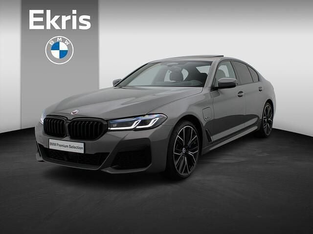 Grijs Occasion 2022 BMW 545e M Sport Sedan | € 53.900 (Eerlijke prijs) - Afbeelding 1/4