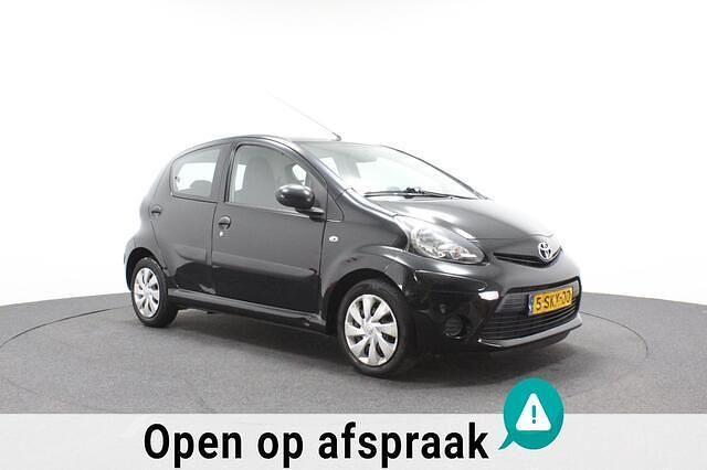 Zwart Gebruikt 2013 Toyota Aygo Hatchback | € 4.450 (Goede deal) - Afbeelding 1/4