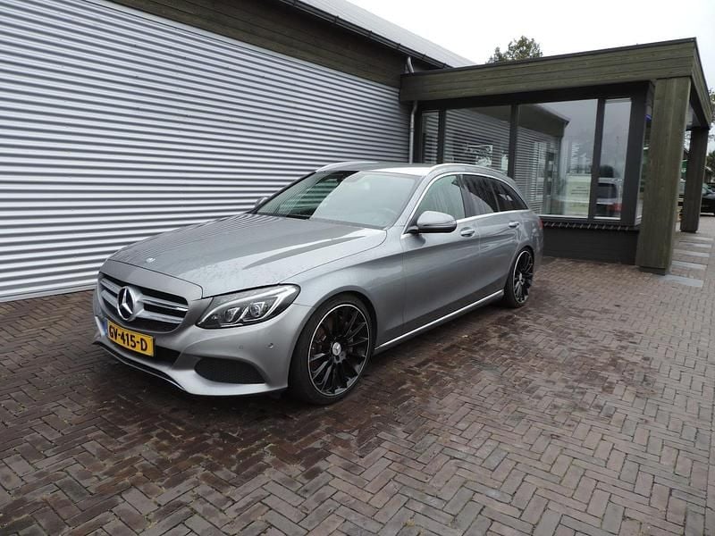 Grijs (metallic) Gebruikt 2015 Mercedes C350 Edition Stationwagen | € 6.985 (Super prijs) - Afbeelding 1/4