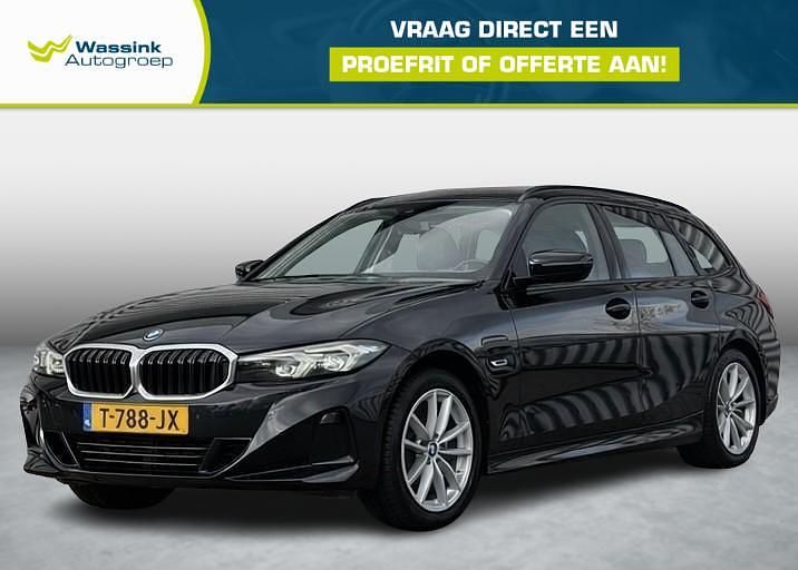 Zwart Occasion 2023 BMW 320e Basis Stationwagen | € 32.900 (Eerlijke prijs) - Afbeelding 1/4