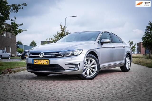 Grijs Gebruikt 2016 VW Passat GTE Sedan | € 12.900 (Goede deal) - Afbeelding 1/4