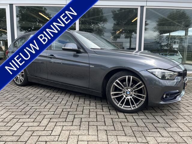 Grijs, metallic lak Gebruikt 2018 BMW 320 Sport Line Stationwagen | € 17.950 (Super prijs) - Afbeelding 1/4