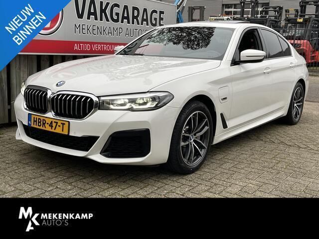 Wit Gebruikt 2022 BMW 530e M Sport Sedan | € 42.750 (Eerlijke prijs) - Afbeelding 1/4