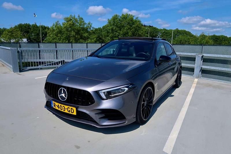 Grijs Gebruikt 2020 Mercedes A180 Premium Plus Stationwagen | € 28.500 (Eerlijke prijs) - Afbeelding 1/4