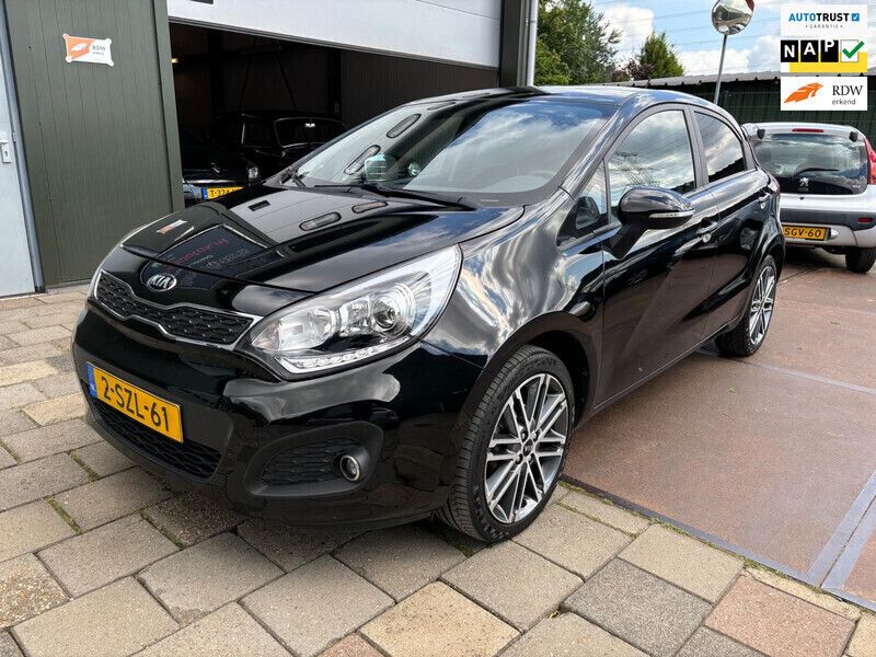 Zwart Gebruikt 2014 Kia Rio Plus MPV | € 5.499 (Eerlijke prijs) - Afbeelding 1/4